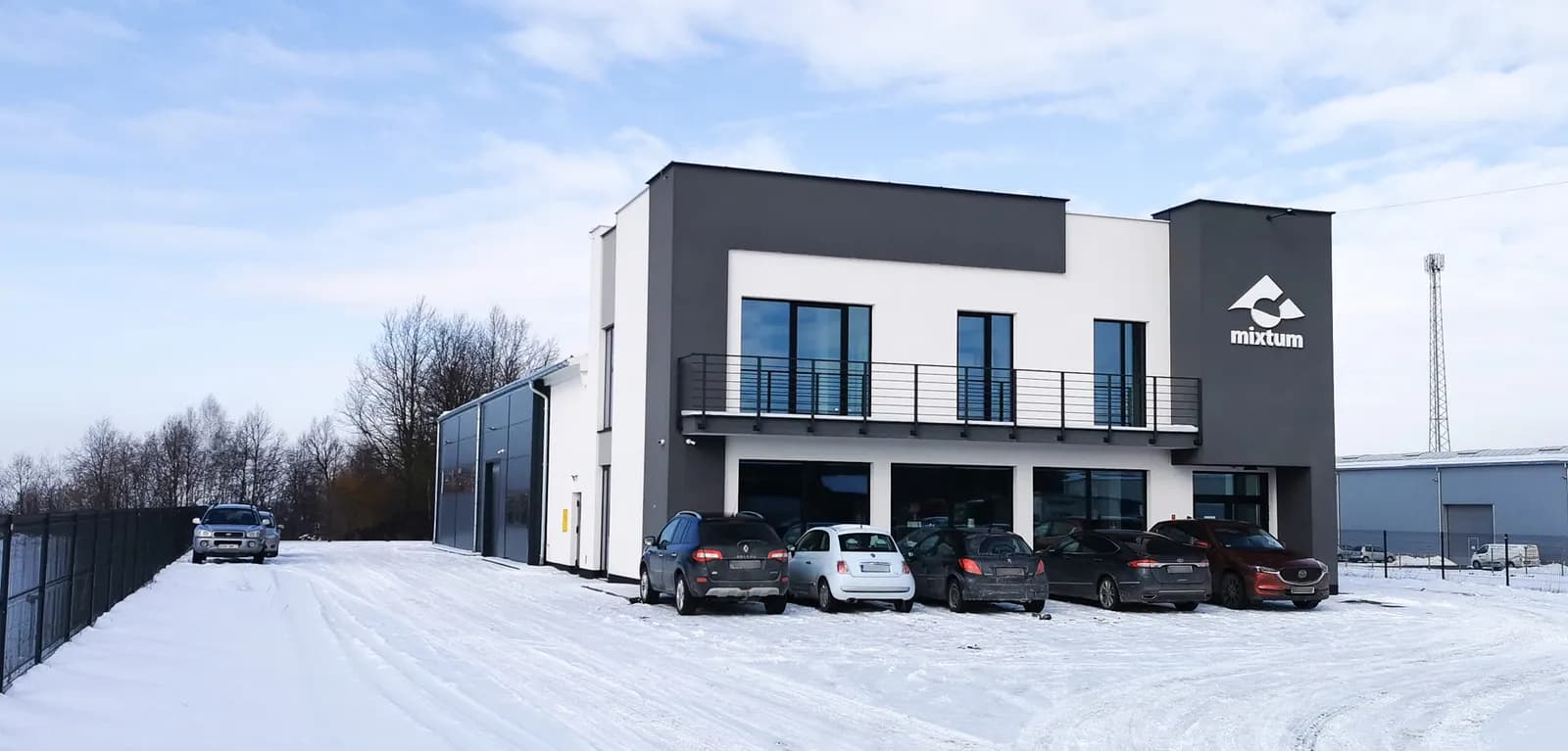 Siedziba MIXTUM Sp. z o.o. w Rzezawie – budynek biurowy z halą magazynową